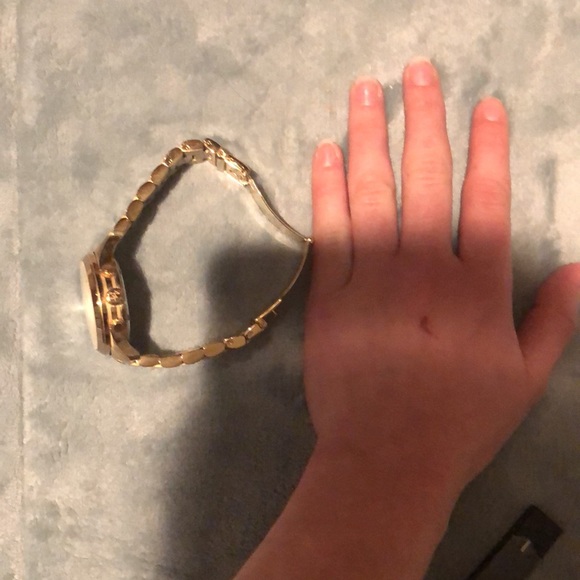 Good Michael kors watch.Comes with box gently worn - Picture 11 of 16